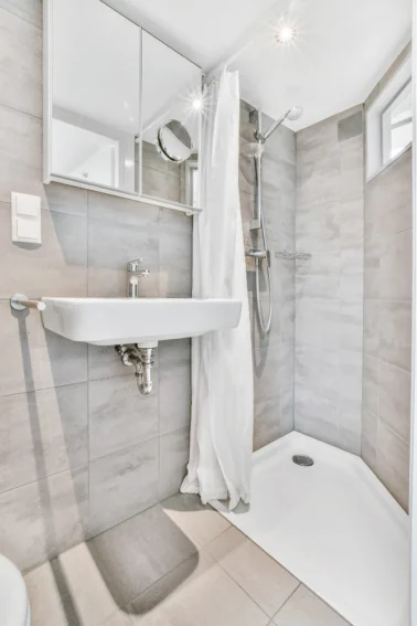 Funktionel renovering af badeværelse med fokus på lys og rummelighed