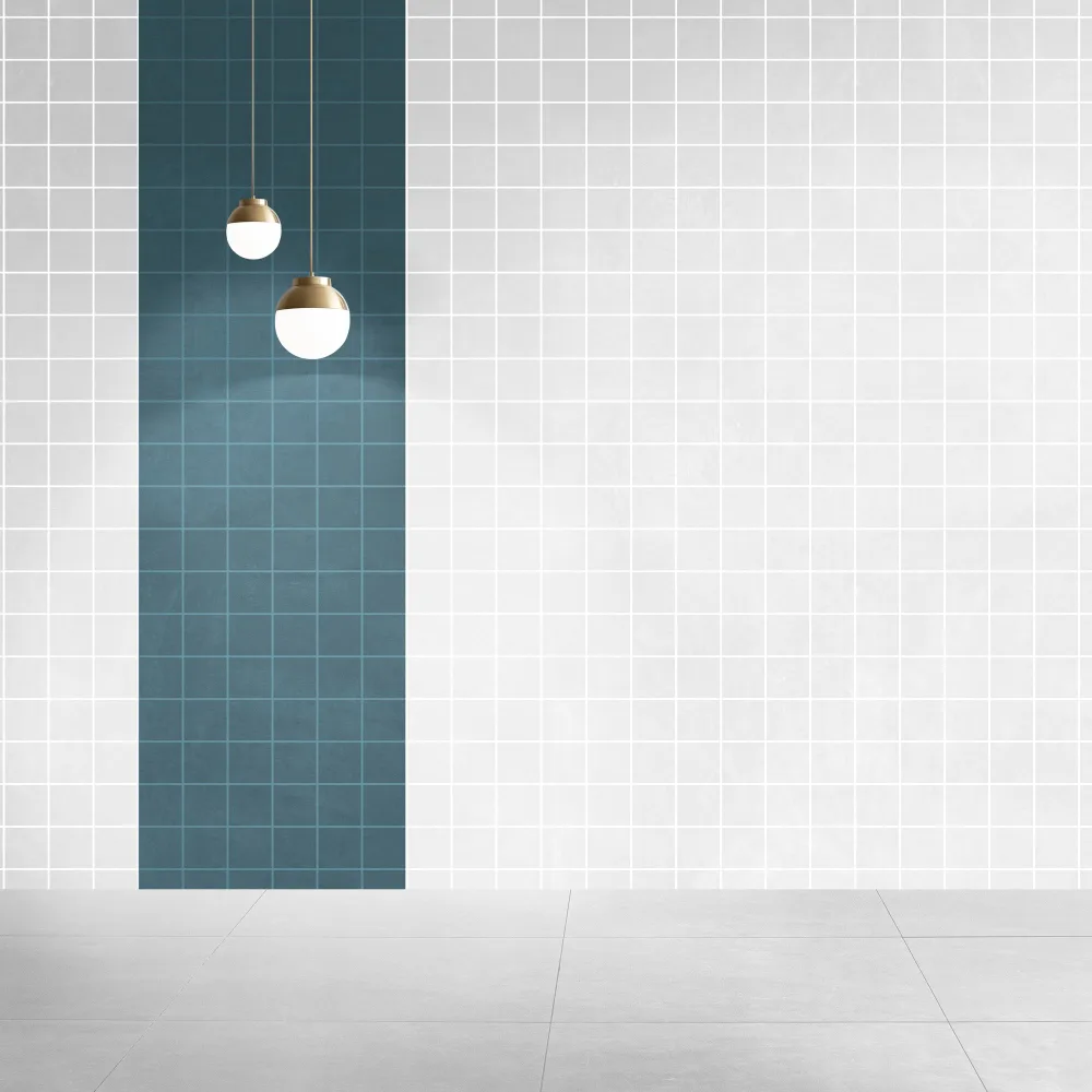 Klassiske fliser og kvadratiske fliser på væg