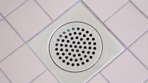 Montering af afløb i badeværelse med korrekt fald