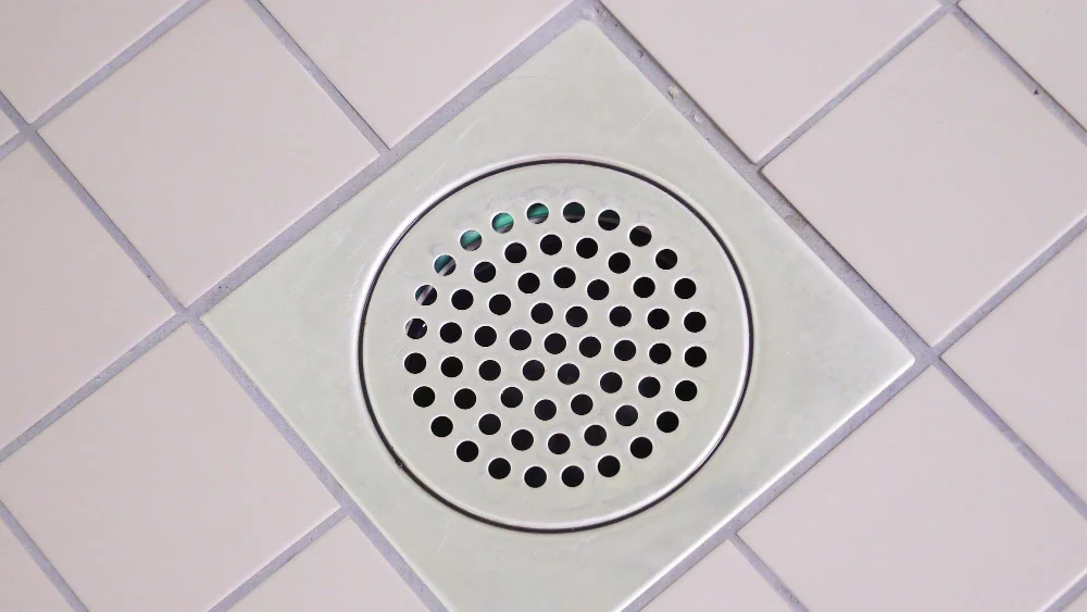Montering af afløb i badeværelse med korrekt fald