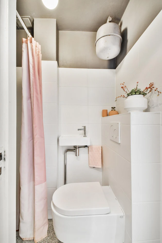 Renovering af lille badeværelse med væghængt toilet og spejlskab