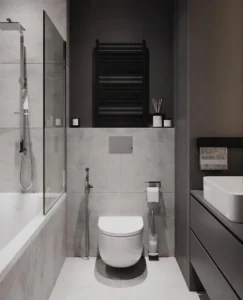 Smalt badeværelse med væghængt toilet og lyse fliser