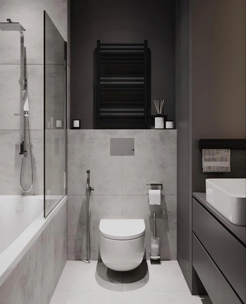 Smalt badeværelse med væghængt toilet og lyse fliser