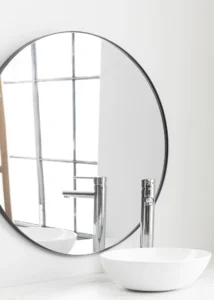 Kalkaflejringer på brusearmatur i badeværelse