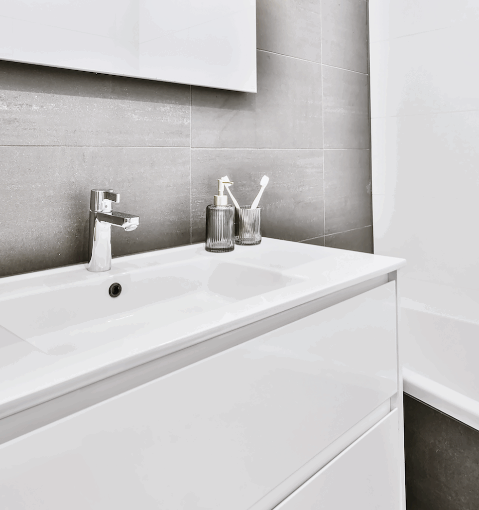 Københavnsk badeværelse med tegn på kalk og fugt