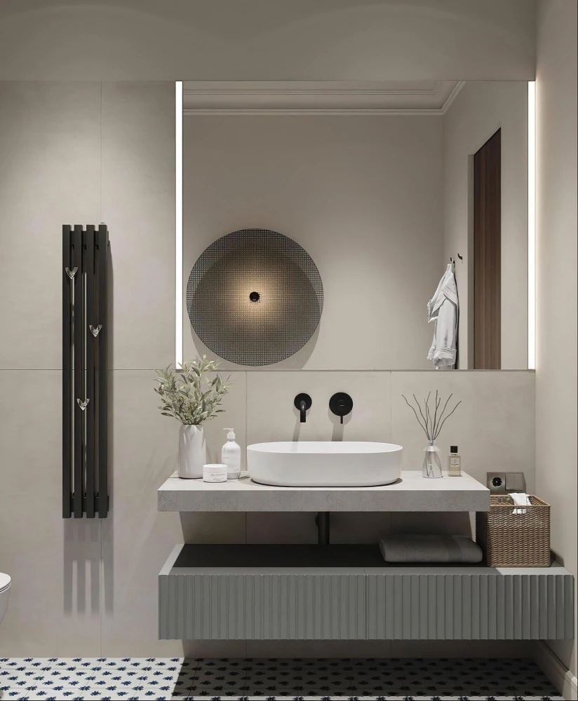 Renobad ekspert rådgiver kunde om materialevalg til badeværelse