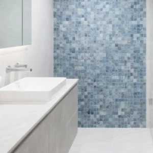 Mosaik fliser lagt omkring afløb i bruseniche med præcis fugearbejde