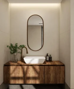 Moderne badeværelsesdesign med lyse fliser og funktionel indretning