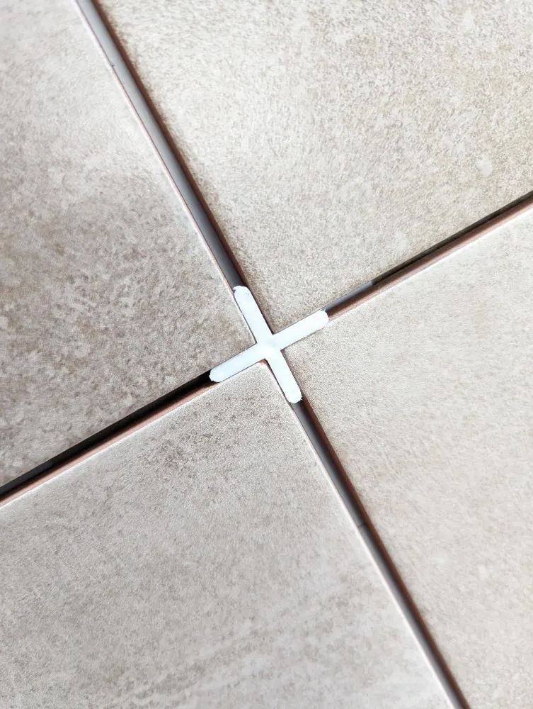 Detalje af fuger omkring gulvafløb i badeværelse