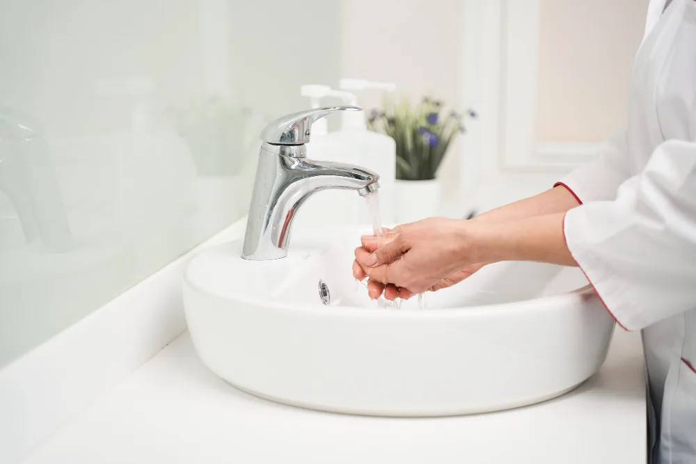 Vandbesparende vandhane med perlator ved håndvask i badeværelse