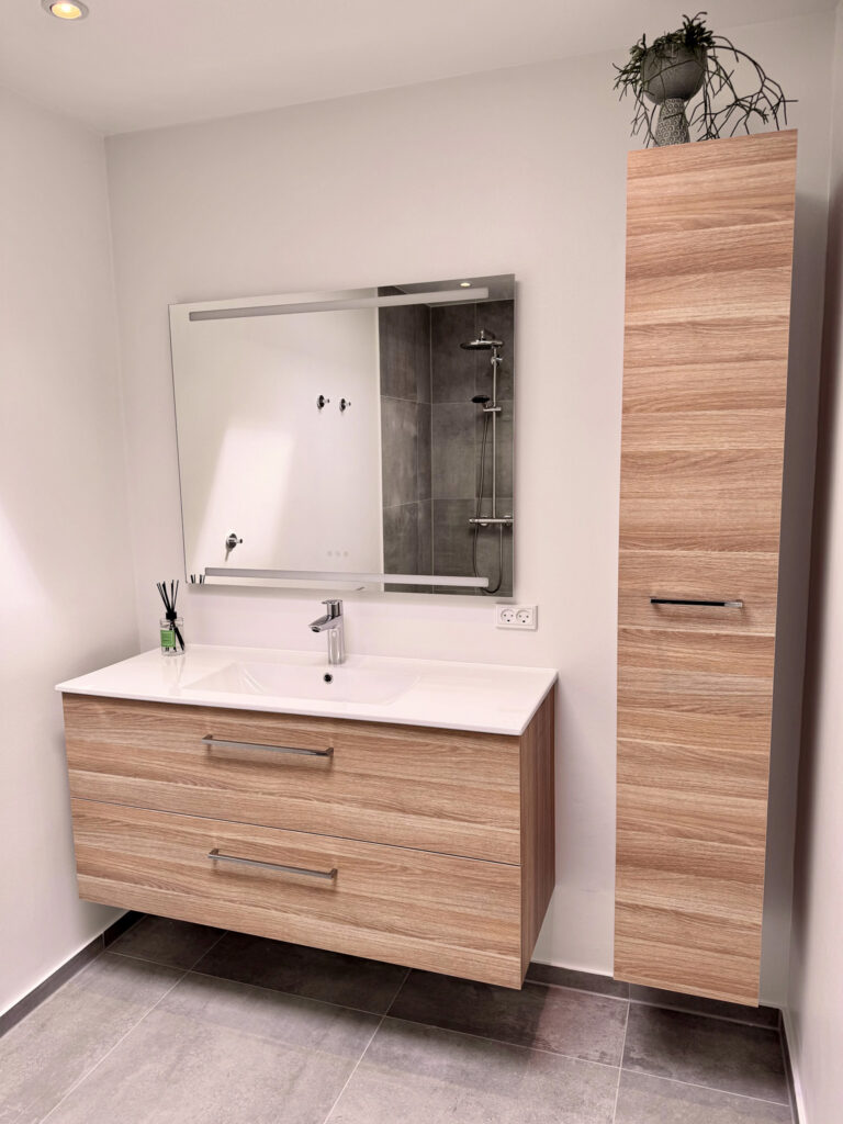 Moderne badeværelse efter renovering med funktionelle løsninger