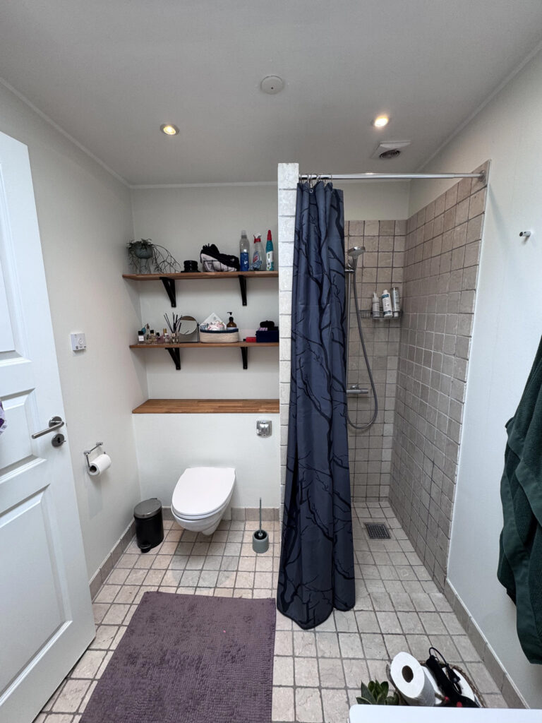 Badeværelse renovering med moderne fliser og stilrent udtryk