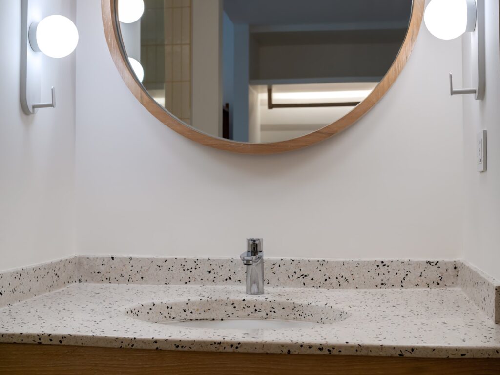 Terrazzo bordplade i badeværelse med integreret vask