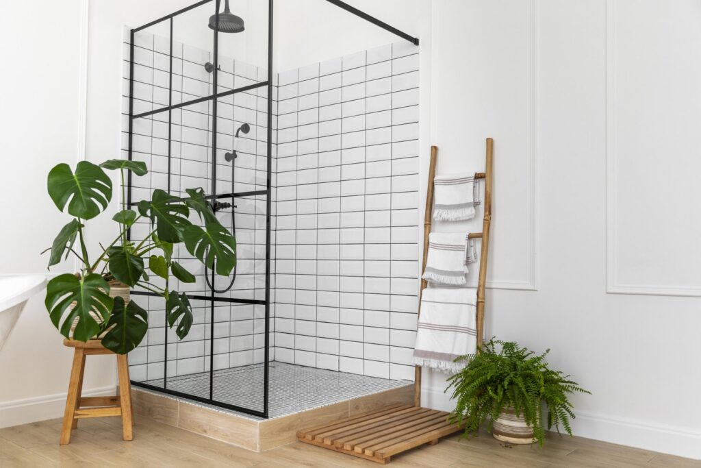 Renovering af badeværelse i Allerød med walk-in bruser og lyst træ