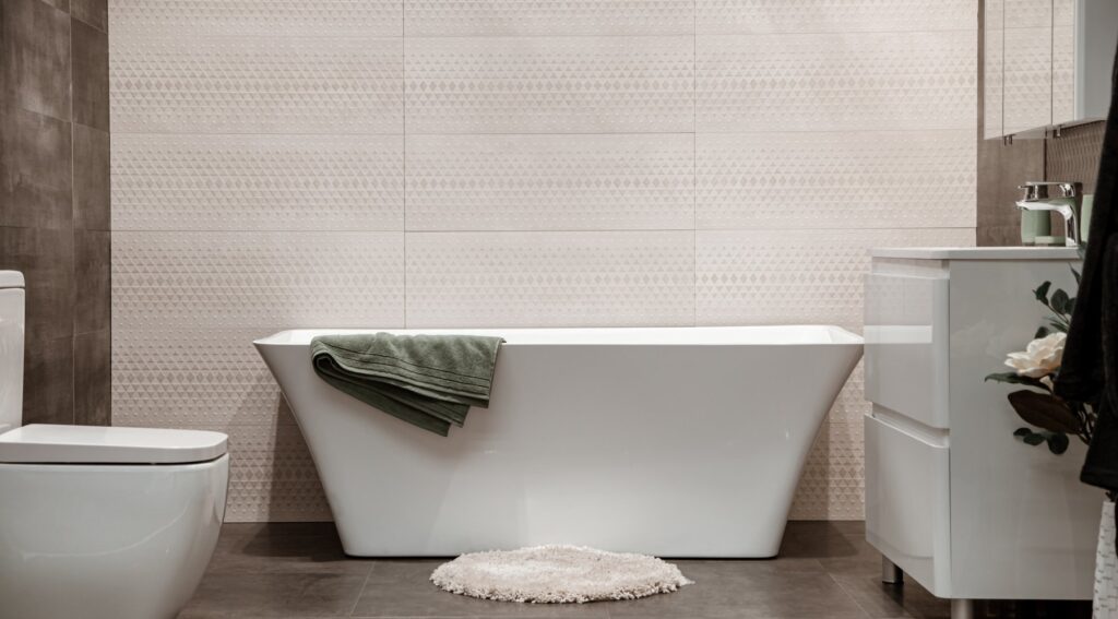 Renovering af badeværelse i Birkerød med badekar og beige fliser