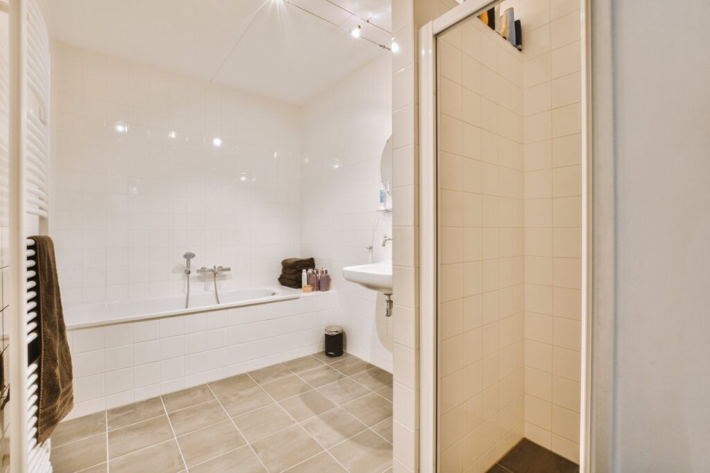 Renovering af badeværelse i Fredensborg med badekar og hvide fliser