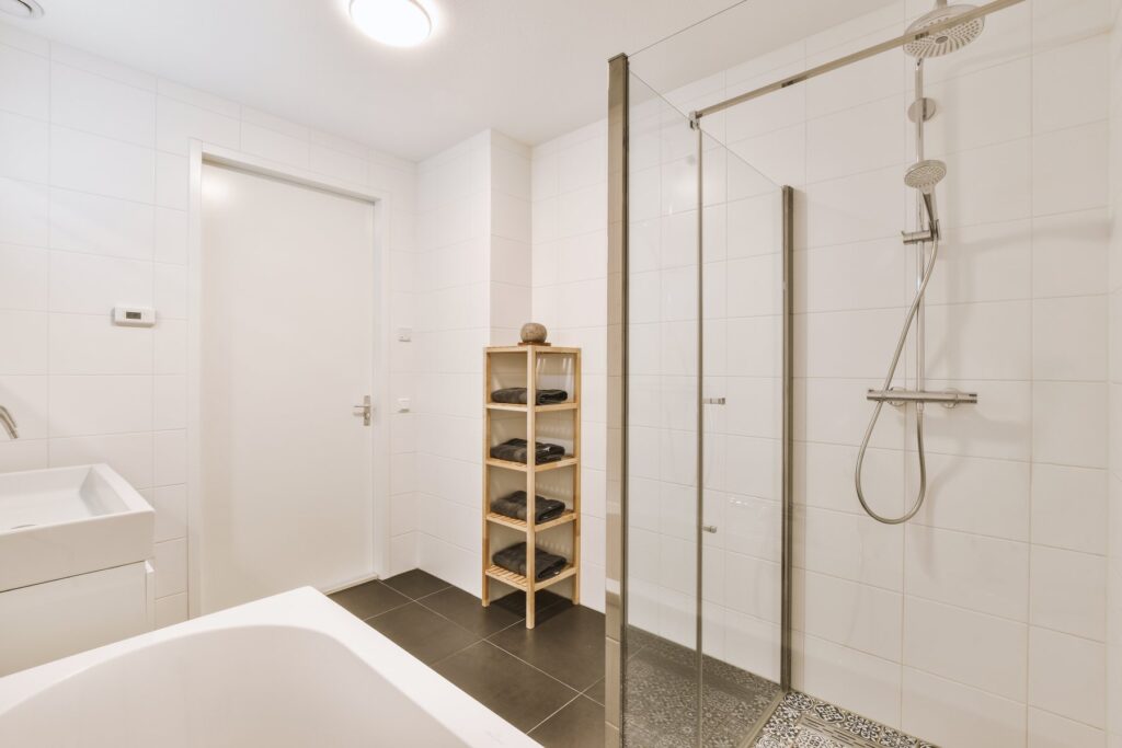 Renovering af badeværelse i Herlev med glasbruser og hvide fliser
