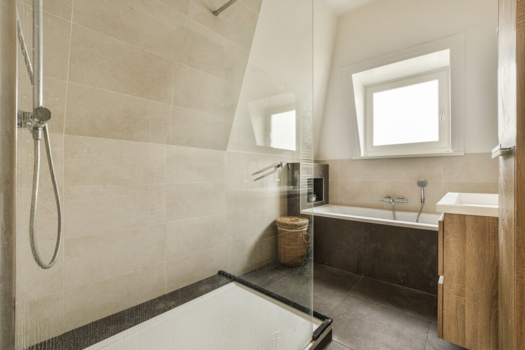 Renovering af badeværelse i Hillerød med skråvæg og indbygget badekar