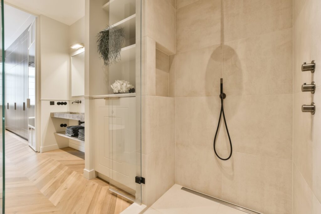 Renovering af badeværelse i Roskilde med walk-in bruser og lyse fliser